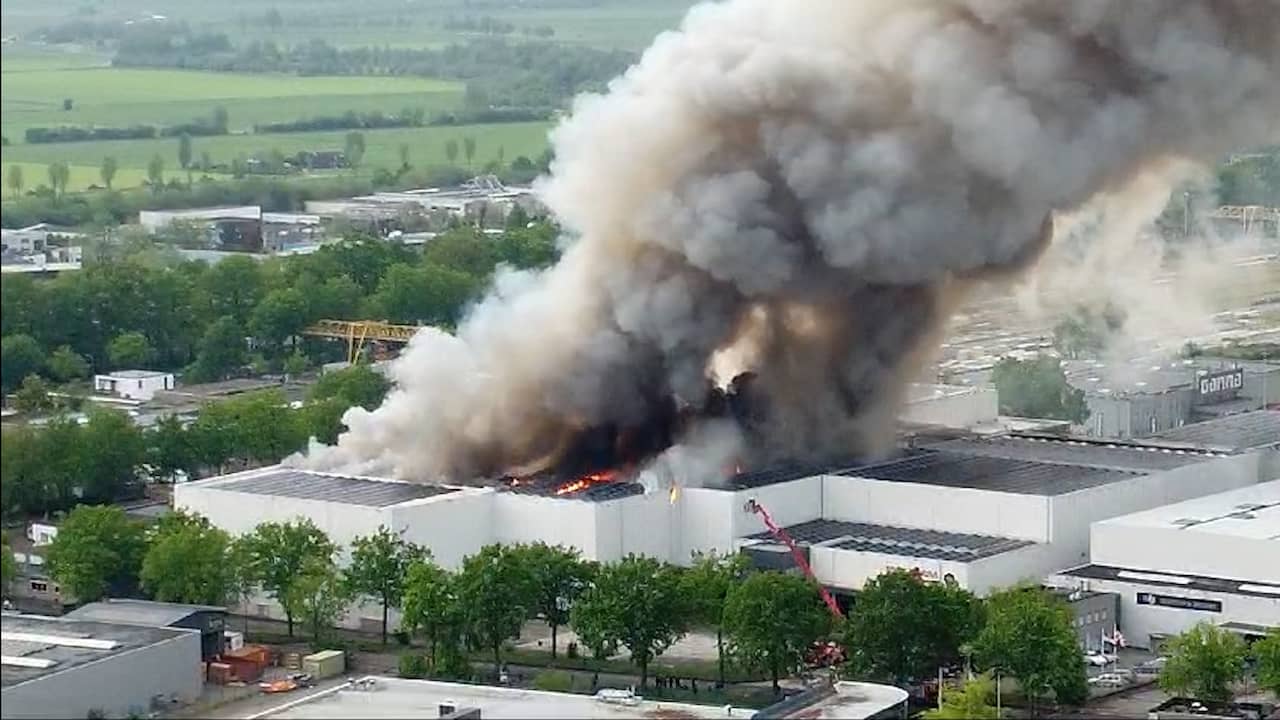 Beeld uit video: Drone filmt grote brand in Oss die al een dag woedt