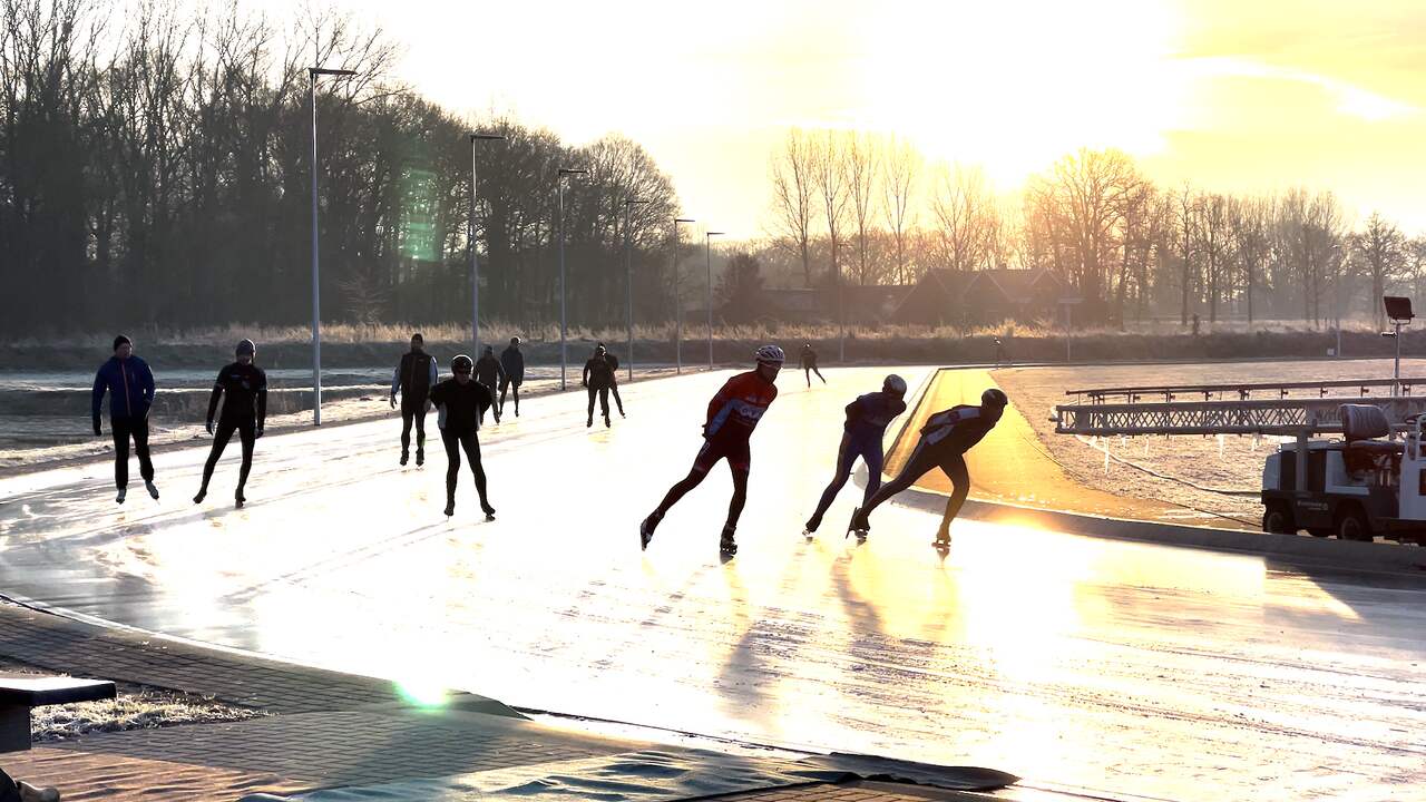 Beeld uit video: Schaatsers genieten in Winterswijk van eerste natuurijs van 2023