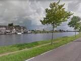 Vrouw valt met fiets in Oude Rijn in Hazerswoude