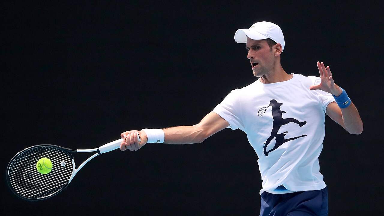 Djokovic liep door zijn dagen in isolatie een kleine trainingsachterstand op in aanloop naar de Australian Open. Hij stond maandag voor het eerst weer op de baan en werkte dinsdag zijn eerste training af.
