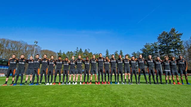 Spelers Nederlands Elftal Staan Op Trainingsveld Stil Bij Aanslag Utrecht Nu Het Laatste Nieuws Het Eerst Op Nu Nl