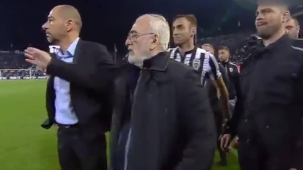 Beeld uit video: Woeste voorzitter PAOK betreedt veld na afgekeurde goal