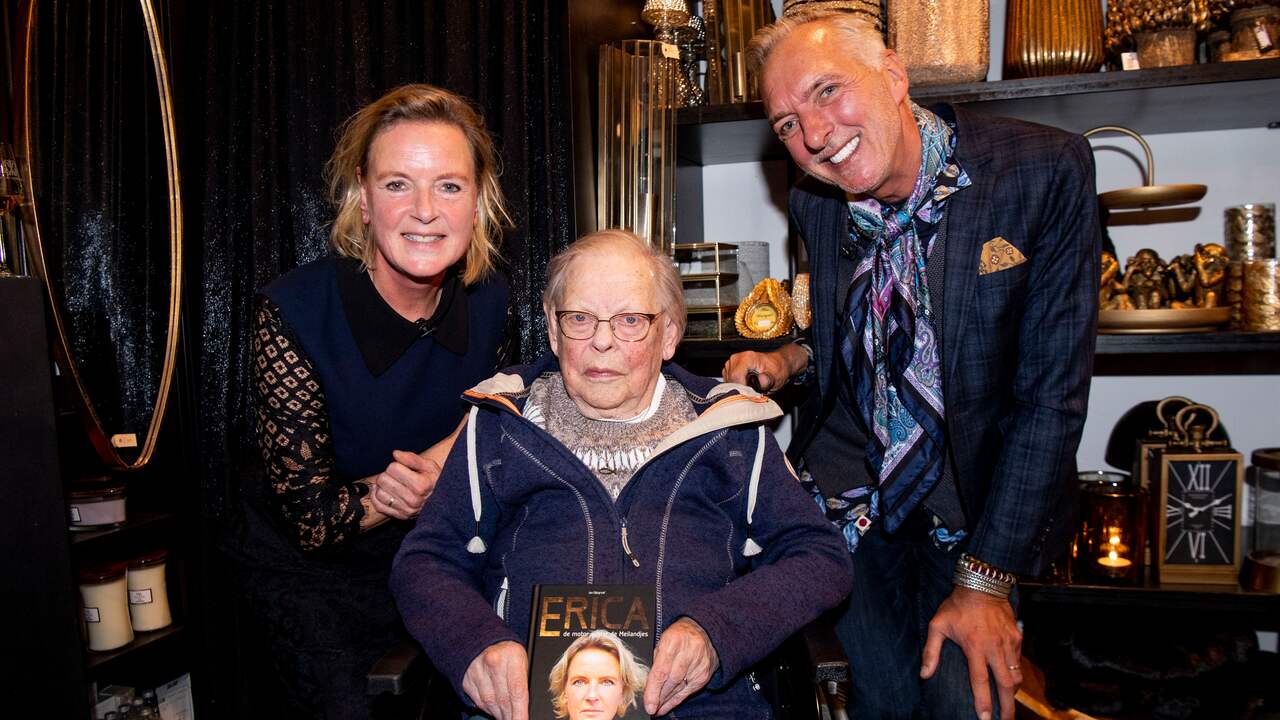 Erica Renkema met haar echtgenoot Martien en haar moeder, aan wie ze het eerste exemplaar van het boek overhandigde.
