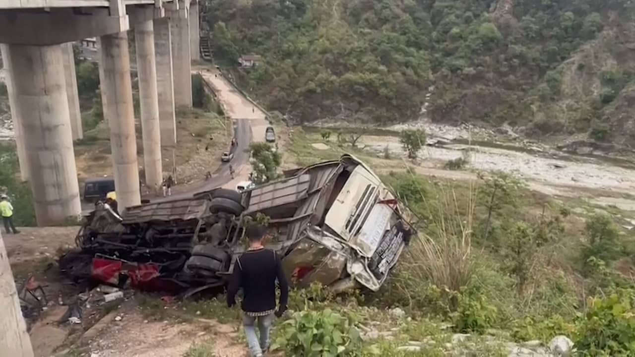 Beeld uit video: Bus ligt op de kop in Himalaya na dodelijke val van brug