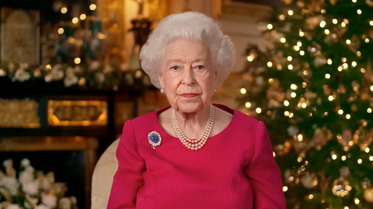 Beeld uit video: Koningin Elizabeth heeft ondanks ontbreken prins Philip zin in Kerst
