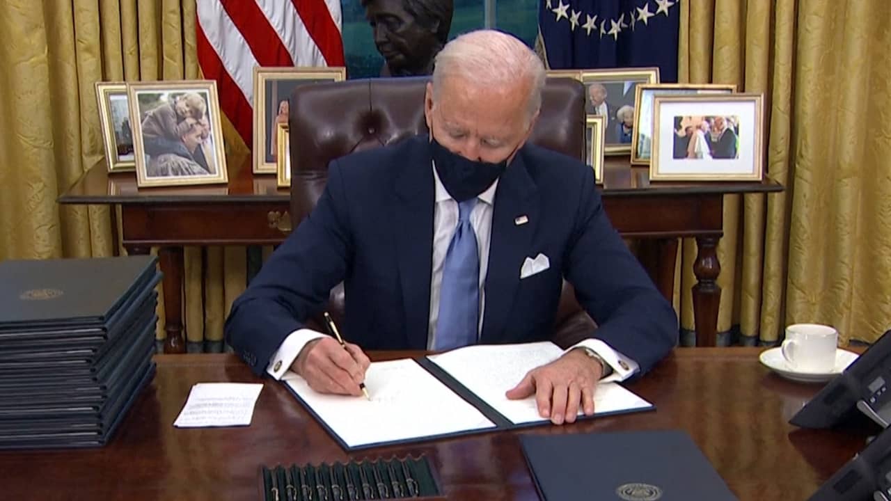 Beeld uit video: Biden ondertekent eerste presidentiële decreten