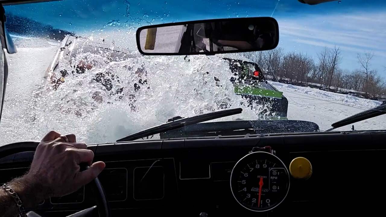 Beeld uit video: Coureurs zakken door ijs tijdens race in Canada