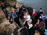 Europa heeft te maken met een grote toestroom van migranten vanuit met name Syrië. Een vluchteling brengt zijn kind aan land op het Griekse eiland Lesbos na een overtocht vanuit Turkije.