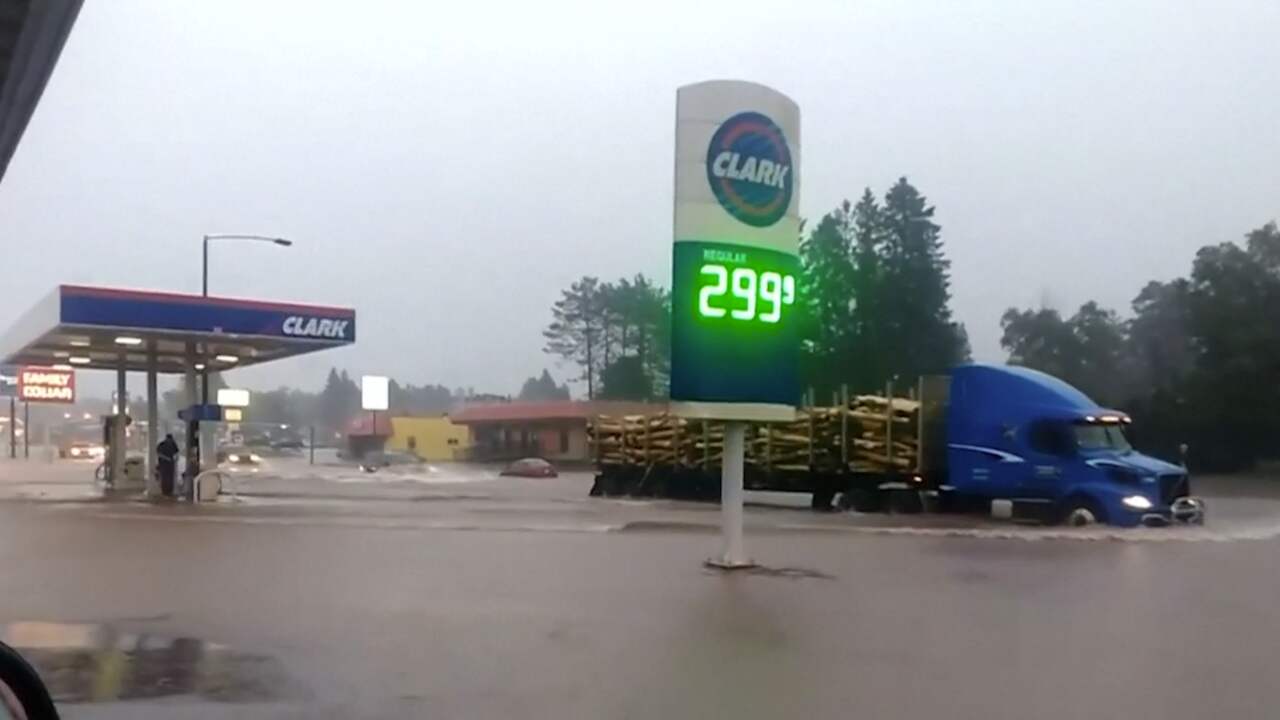 Snelweg in VS onder water na zware regenval
