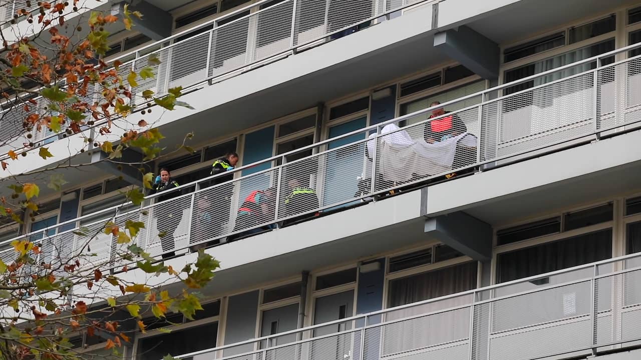 Beeld uit video: Hulpverleners helpen neergestoken vrouw op galerij van flat in Soest