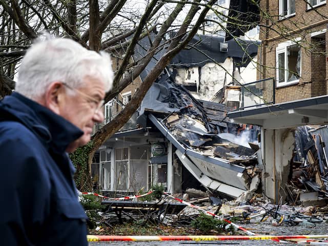 Live Explosie Den Haag | Speurhonden Zoeken Naar Slachtoffers, Tóch ...