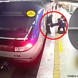 Video | Iraans meisje bewusteloos metro uit gedragen na mogelijk geweldsincident
