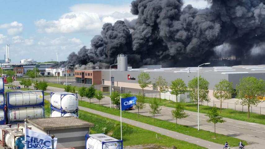 Grote uitslaande brand na explosie bij recyclingbedrijf in Moerdijk