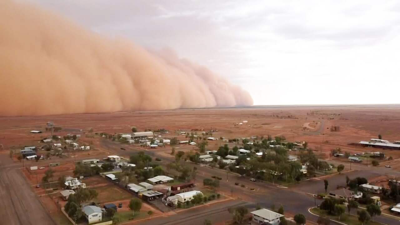 Beeld uit video: Enorme zandstorm raast over Australische dorpjes