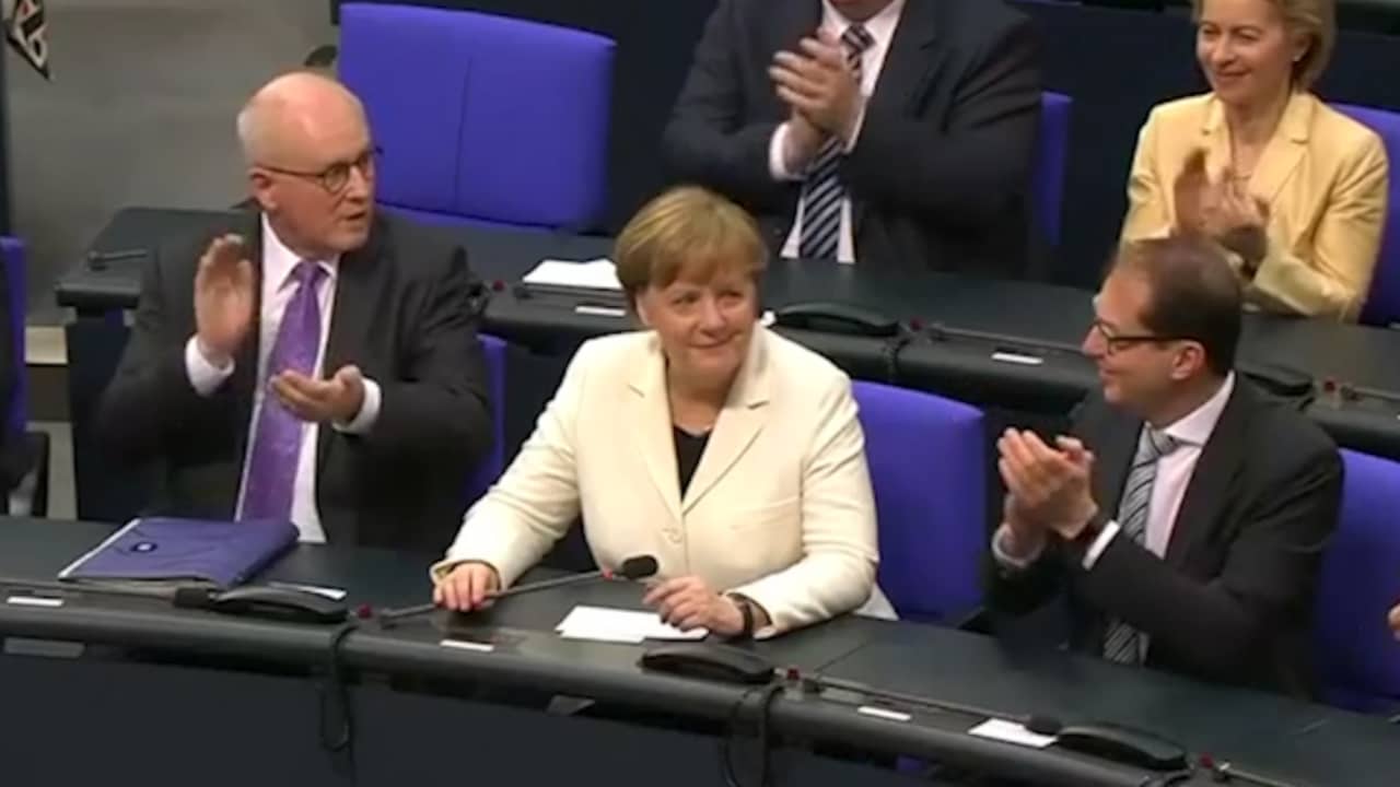 Beeld uit video: Politici applaudisseren voor Merkel na herverkiezing