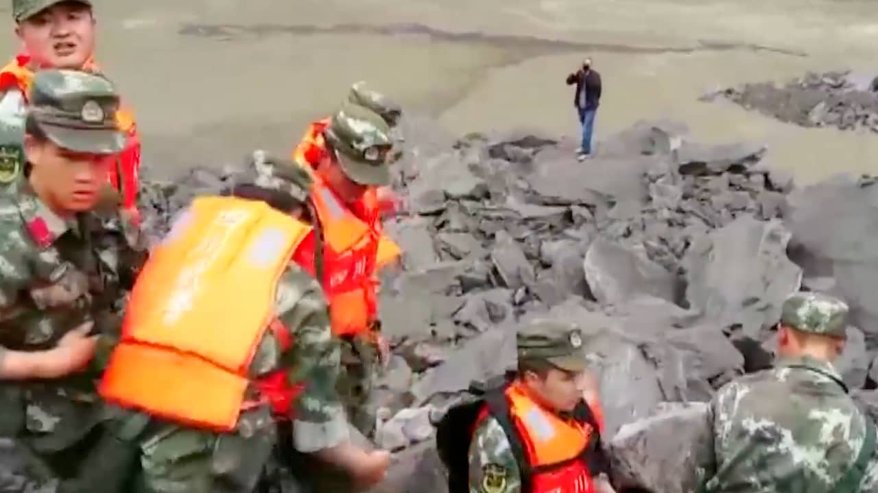 Beeld uit video: Chinese reddingswerkers zoeken naar overlevenden na aardverschuiving