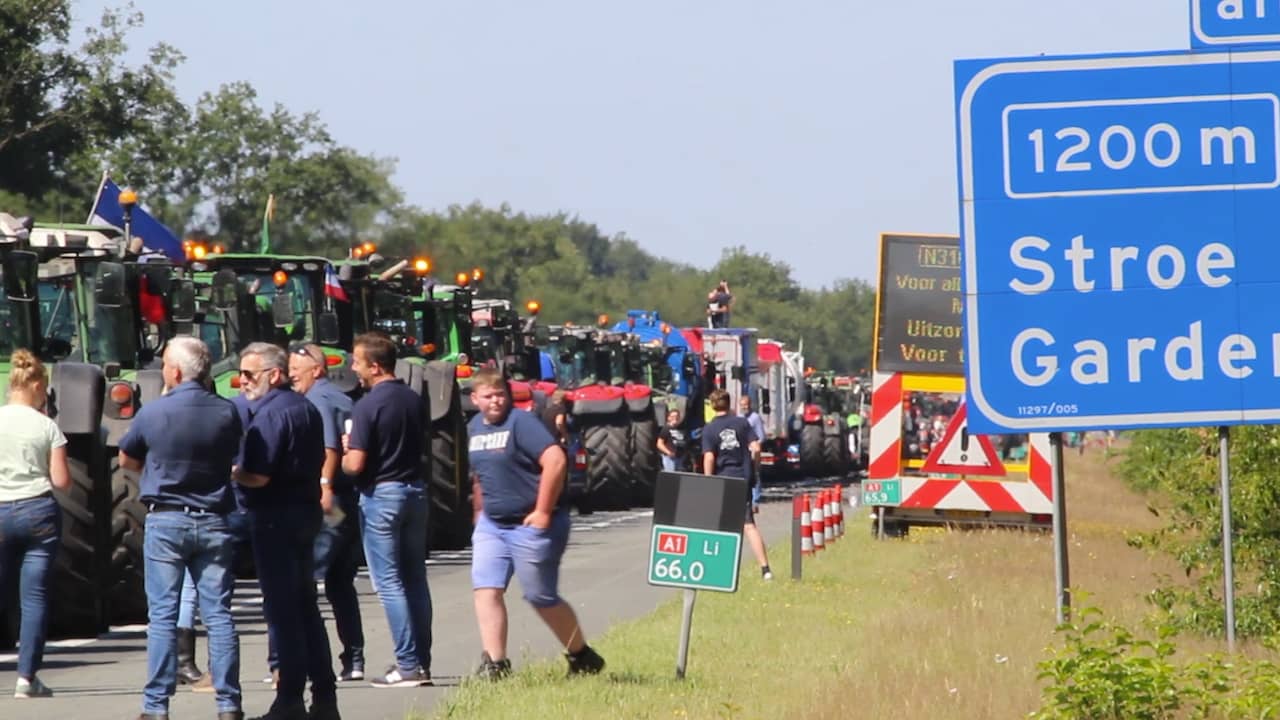Beeld uit video: Tractors staan muurvast bij afrit in buurt van Stroe