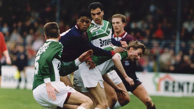 Adri van Tiggelen (rechts) doet er namens Dordrecht'90 alles aan om Ajax-spits Patrick Kluivert af te stoppen.
