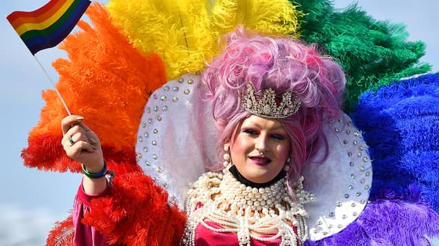 Volgens de UEFA pasten de regenboogkleuren niet bij de eenheid in de aankleding van de stadions.