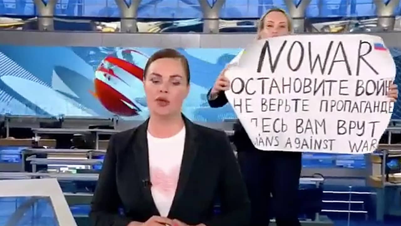 Marina Ovsyannikova tijdens haar inmiddels beroemde protestactie in maart.