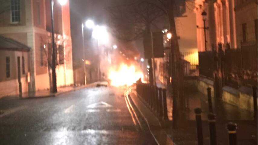 Politie onderzoekt mogelijke autobom in Noord-Ierse stad Derry