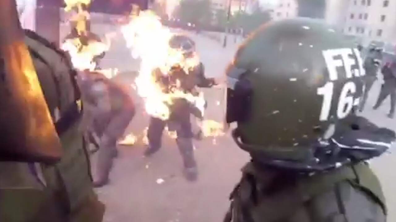 Beeld uit video: Agent vat vlam door molotovcocktail bij protest in Chili