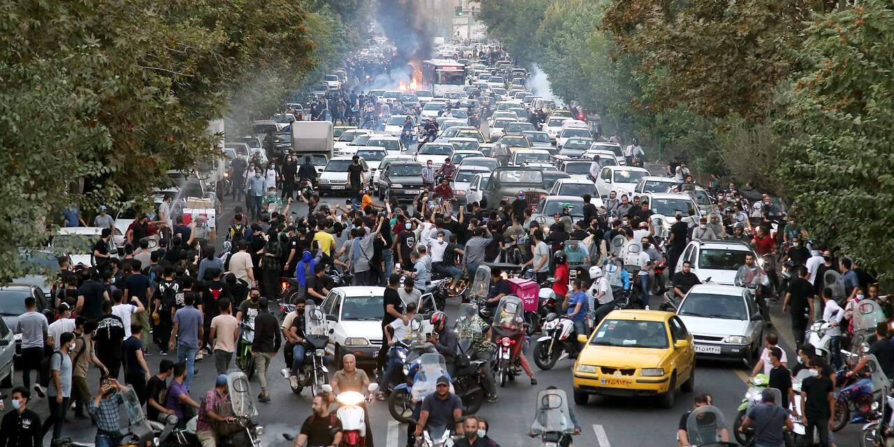 Iraanse president laat dood van 22-jarige vrouw onderzoeken na grote protesten