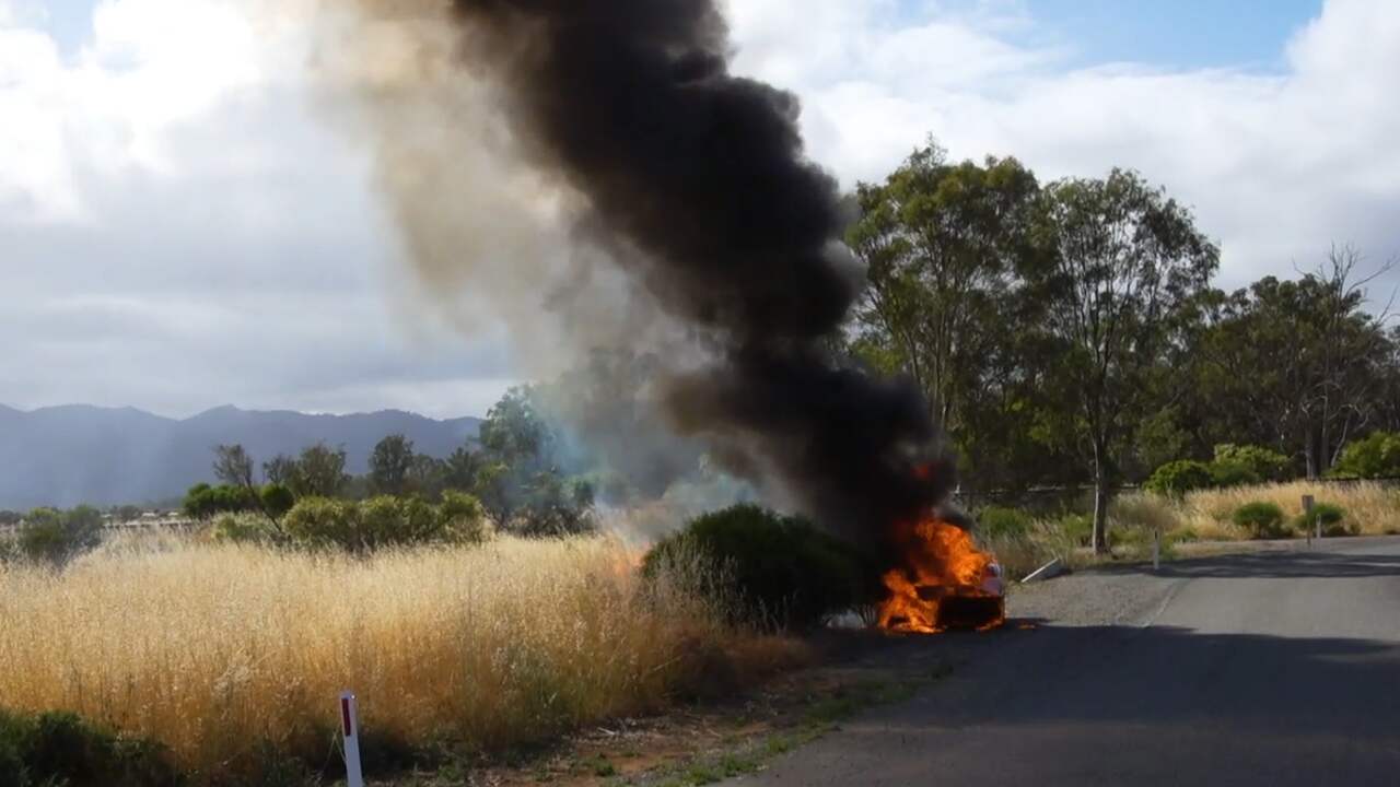 Zonneauto van TU Delft vliegt in brand tijdens race