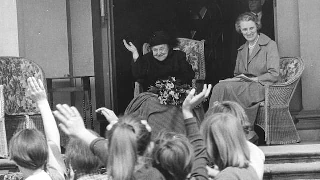 Prinses Wilhelmina (overleden in 1962) bij de paleistuin in 1960.
