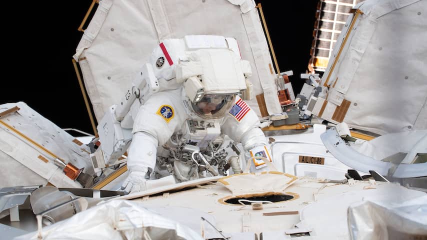 Voor het eerst maakt vrouwelijk duo ruimtewandeling bij ISS