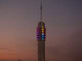 Alphense zendmast op vrijdagavond roze en oranje verlicht
