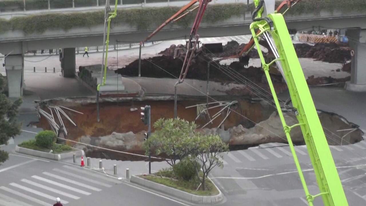 Chinese weg stort in en laat gapend gat achter