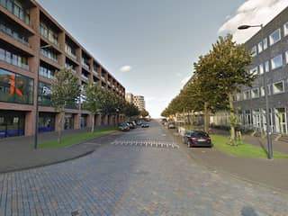 Twee auto's uitgebrand op IJburg, politie zoekt verdachten