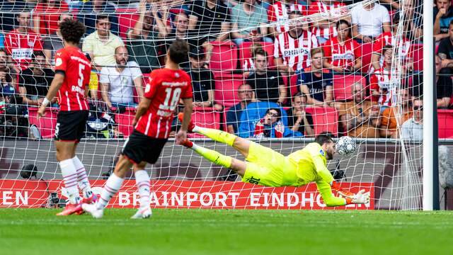 Jens Toornstra (buiten beeld) schoot Feyenoord vlak voor rust op 0-1.