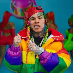 Rapper 6ix9ine door groep mannen mishandeld in sportschool