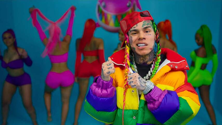 Rapper 6ix9ine door groep mannen mishandeld in sportschool
