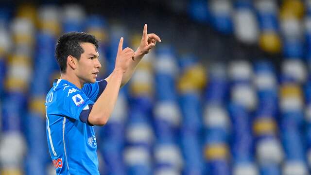 Hirving Lozano juicht na zijn goal voor Napoli tegen Udinese.