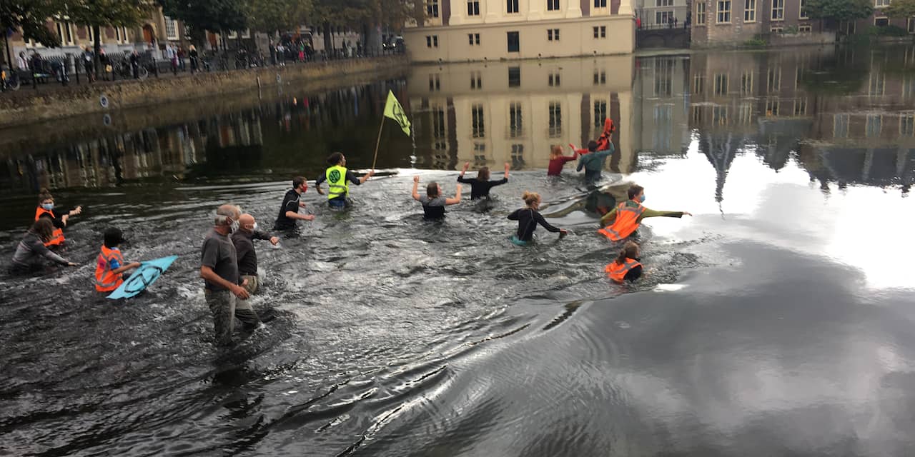 Klimaatactivisten openen 'protestmaand' met sprong in de Hofvijver