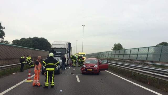 A27 helemaal dicht bij afrit Nieuwendijk door kettingbotsing met vrachtwagen. A27 helemaal dicht bij afrit Nieuwendijk door kettingbotsing met vrachtwagen.