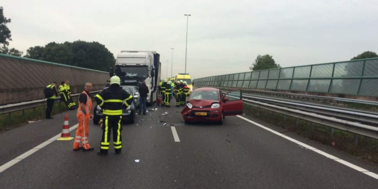 A27 tussen Hooipolder en Nieuwendijk enkele uren afgesloten na ongeluk 