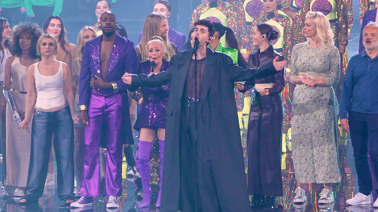 Beeld uit video: Duncan Laurence zingt You’ll Never Walk Alone tijdens finale Songfestival