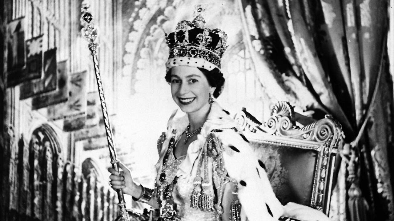 Vijf jaar na haar huwelijk sterft Elizabeths vader en wordt ze koningin. In 1953 wordt ze officieel gekroond.