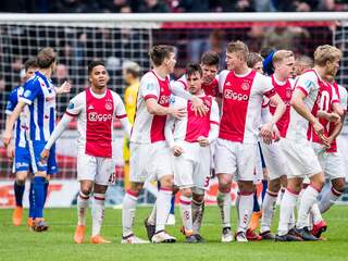 Ajax verkleint achterstand op PSV na thuiszege op Heerenveen