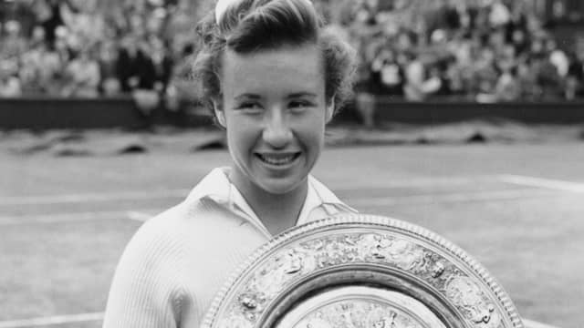 Maureen Connolly na haar zege op Wimbledon in 1954.