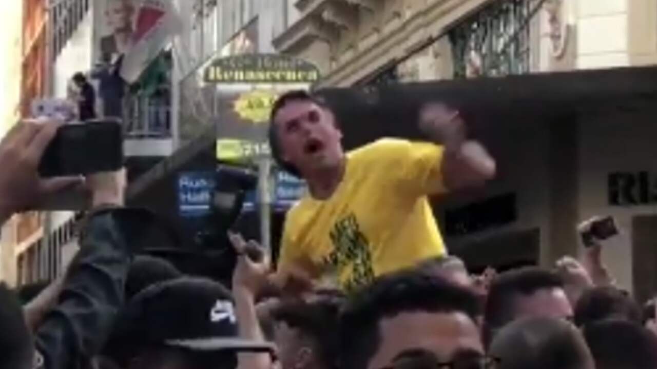 Beeld uit video: Man steekt presidentskandidaat Brazilië in buik