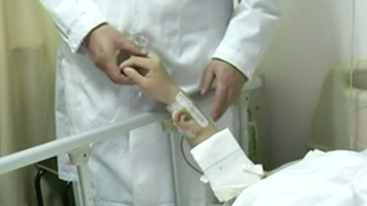 Chinese chirurg laat oor groeien op arm