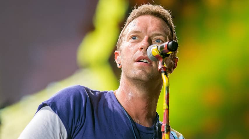 Coldplay-zanger Chris Martin geeft fan die moeite heeft met lopen lift ...