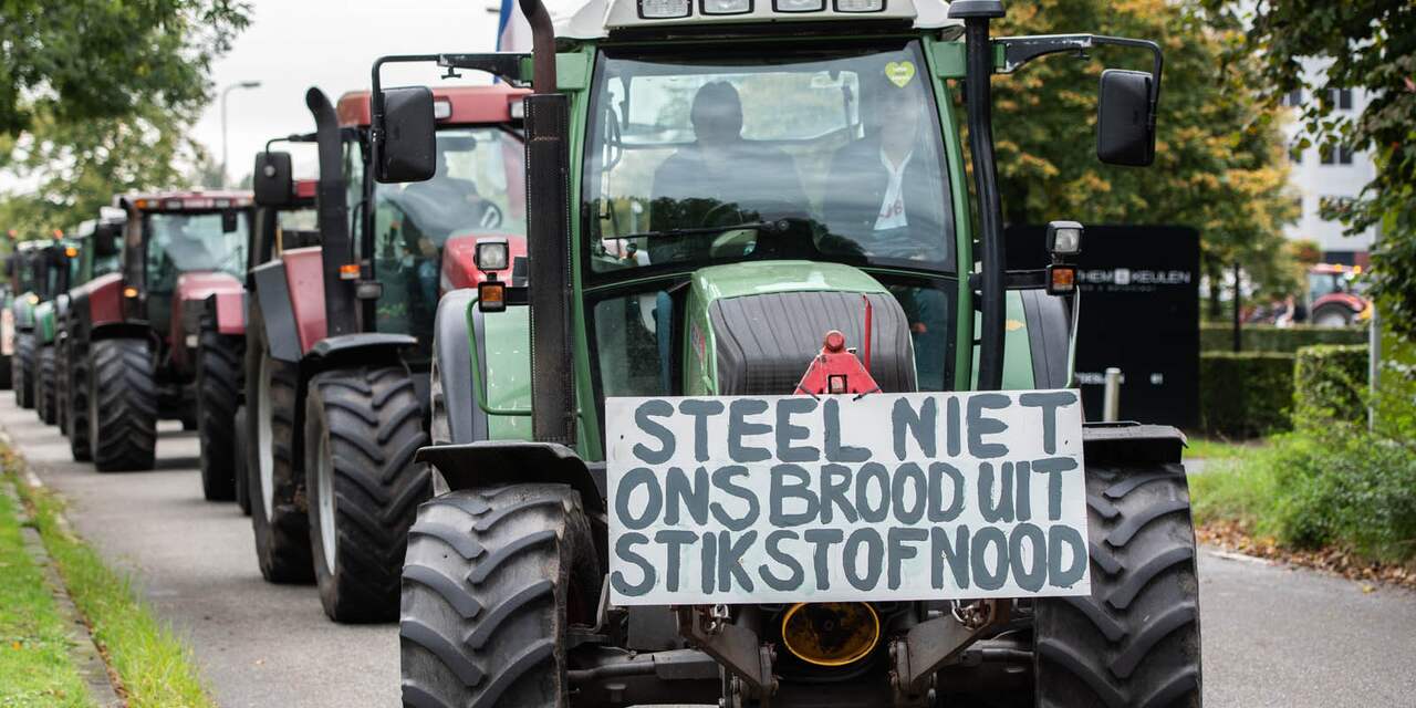 Boeren op trekkers veroorzaken verkeershinder bij provinciehuis Haarlem