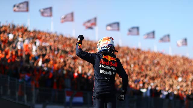 Eenmaal in de pitsstraat vierde Verstappen zijn poleposition met de fans.