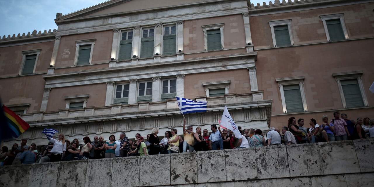 Duizenden Grieken de straat op tegen bezuinigingen 